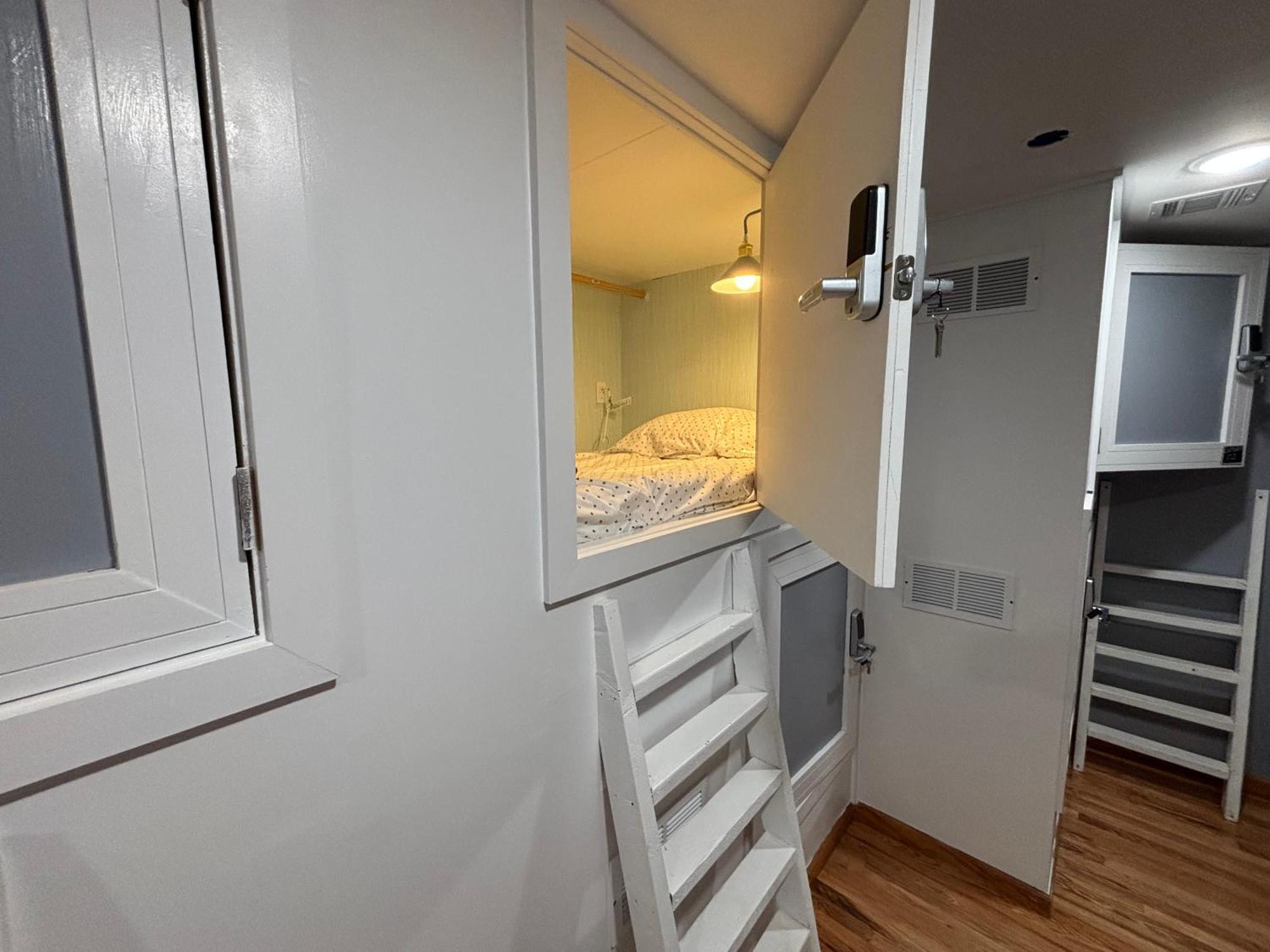 Capsule Hostel Newark Exteriör bild